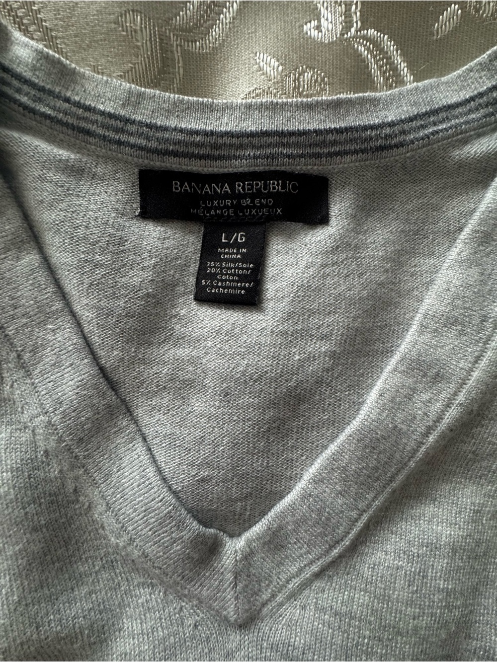 Banana Republic Men’s Luxury Blend Silk Cashmere V-Neck Sweater L - Picture 4 of 9
